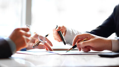 Hände über Material einer Besprechung