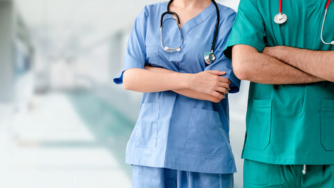 Krankenschwester und Arzt nebeneinander im Krankenhausflur