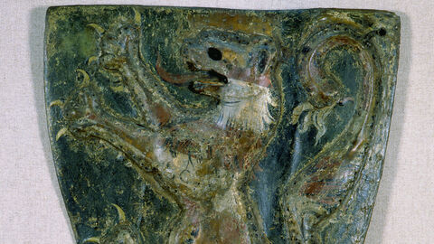 Wappen: in Blau steigender, siebenmal rot-weiß geteilter Löwe; zwischen seinen Hinterpranken der Deutschordensschild