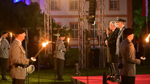 Ein ergreifender Moment: Volker Bouffier bei der Serenade.  Ministerpräsidentinnen und Ministerpräsidenten wird diese Ehre in Deutschland zuteil, wenn sie zehn Jahre oder länger im Amt waren. 