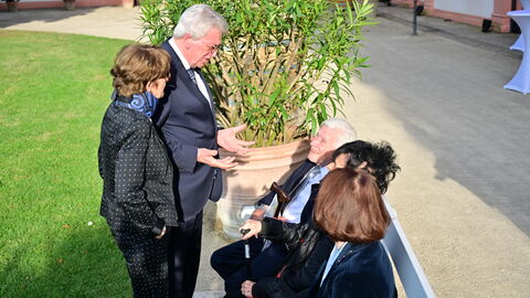 Nach rund zwölf Jahren legt der dienstälteste Regierungschef, Ministerpräsident Volker Bouffier, morgen im Hessischen Landtag sein Amt nieder. Heute Abend wurde er mit einer feierlichen Serenade im Wiesbadener Schloss Biebrich verabschiedet. Unter den Gästen waren viele politische Weggefährten und Freunde des Ministerpräsidenten sowie Vertreter der Kirchen, der Medien, aus der Wirtschaft, dem Sport und der Gesellschaft.
