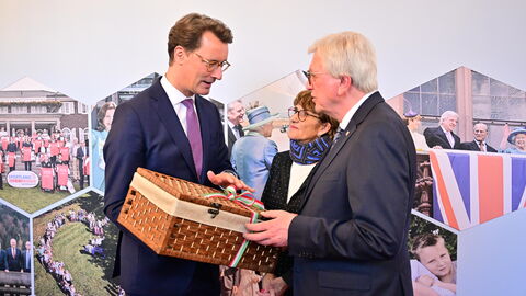 Nach rund zwölf Jahren legt der dienstälteste Regierungschef, Ministerpräsident Volker Bouffier, morgen im Hessischen Landtag sein Amt nieder. Heute Abend wurde er mit einer feierlichen Serenade im Wiesbadener Schloss Biebrich verabschiedet. Unter den Gästen waren viele politische Weggefährten und Freunde des Ministerpräsidenten sowie Vertreter der Kirchen, der Medien, aus der Wirtschaft, dem Sport und der Gesellschaft.