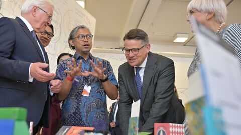 Ministerpräsident Boris Rhein und Bundespräsident Frank-Walter Steinmeier schauen sich die documenta am Eröffnungstag an.