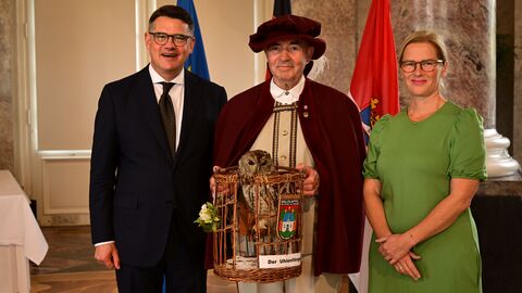 Ministerpräsident Boris Rhein mit seiner Frau Tanja Raab-Rhein und der Uhlenfänger der Stadt Waldkappel Horst Böttner.  Ministerpräsident Boris Rhein mit seiner Frau Tanja Raab-Rhein und der Uhlenfänger der Stadt Waldkappel Horst Böttner.