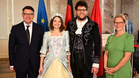 Ministerpräsident Boris Rhein mit seiner Frau Tanja Raab-Rhein und das Eltviller Rosenpaar Julia und Valentin; Julia Schmitt und Valentin Schmitt.  Ministerpräsident Boris Rhein mit seiner Frau Tanja Raab-Rhein und das Eltviller Rosenpaar Julia und Valentin; Julia Schmitt und Valentin Schmitt.