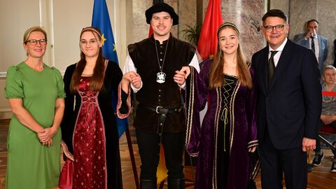 Ministerpräsident Boris Rhein mit seiner Frau Tanja Raab-Rhein mit Junker Hans und seine Burgfräulein aus Neustadt; Tom Streichert, Anna Mix und Mona Henkel.  Ministerpräsident Boris Rhein mit seiner Frau Tanja Raab-Rhein mit Junker Hans und seine Burgfräulein aus Neustadt; Tom Streichert, Anna Mix und Mona Henkel.