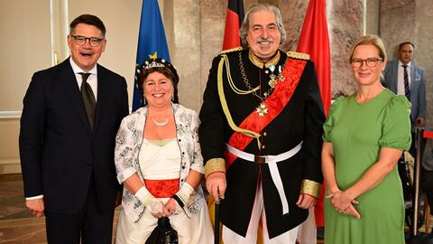 Ministerpräsident Boris Rhein mit seiner Frau Tanja Raab-Rhein mit Kaiserin Sissi und König Ludwig II. von Bayern, die Kulturbotschafter der Stadt Bad Schwalbach; Peter Friedrich Gronau und Carola Gronau.  Ministerpräsident Boris Rhein mit seiner Frau Tanja Raab-Rhein mit Kaiserin Sissi und König Ludwig II. von Bayern, die Kulturbotschafter der Stadt Bad Schwalbach; Peter Friedrich Gronau und Carola Gronau.