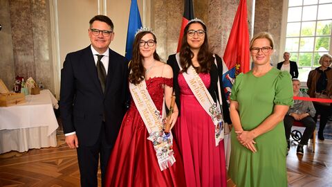Ministerpräsident Boris Rhein mit seiner Frau Tanja Raab-Rhein und die Bibliser Gurkenkönigin Leonie Marie I. mit Gurkenprinzessin Melanie; Leonie Marie Kipfstuhl und Melanie Nitsch.  Ministerpräsident Boris Rhein mit seiner Frau Tanja Raab-Rhein und die Bibliser Gurkenkönigin Leonie Marie I. mit Gurkenprinzessin Melanie; Leonie Marie Kipfstuhl und Melanie Nitsch.
