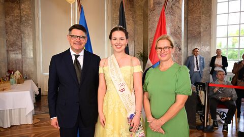 Ministerpräsident Boris Rhein mit seiner Frau Tanja Raab-Rhein und Sonnenbotschafterin Luisa-Maria I. aus Bürstadt; Luisa-Marie Morweiser.  Ministerpräsident Boris Rhein mit seiner Frau Tanja Raab-Rhein und Sonnenbotschafterin Luisa-Maria I. aus Bürstadt; Luisa-Marie Morweiser.