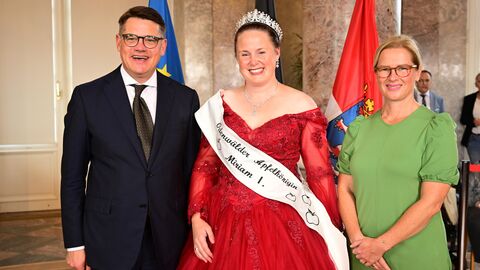 Ministerpräsident Boris Rhein mit seiner Frau Tanja Raab-Rhein und die Odenwälder Apfelkönigin Miriam I.; Miriam Kurz-Rosenberger.  Ministerpräsident Boris Rhein mit seiner Frau Tanja Raab-Rhein und die Odenwälder Apfelkönigin Miriam I.; Miriam Kurz-Rosenberger.