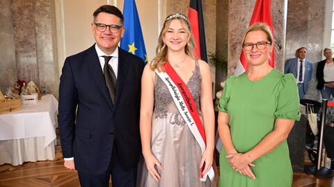 Ministerpräsident Boris Rhein mit seiner Frau Tanja Raab-Rhein und die Lampertheimer Spargelkönigin Stella Svenja I.; Stella Svenja Zeymer.    Ministerpräsident Boris Rhein mit seiner Frau Tanja Raab-Rhein und die Lampertheimer Spargelkönigin Stella Svenja I.; Stella Svenja Zeymer.