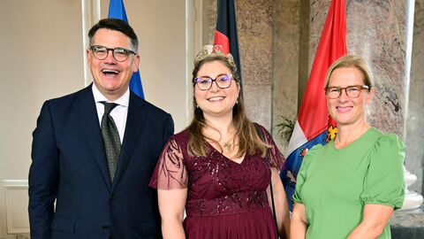 Ministerpräsident Boris Rhein mit seiner Frau Tanja Raab-Rhein und Stefanie I., die Gebietsweinkönigin der Hessischen Bergstraße; Stefanie Kippenhan.   Ministerpräsident Boris Rhein mit seiner Frau Tanja Raab-Rhein und Stefanie I., die Gebietsweinkönigin der Hessischen Bergstraße; Stefanie Kippenhan.