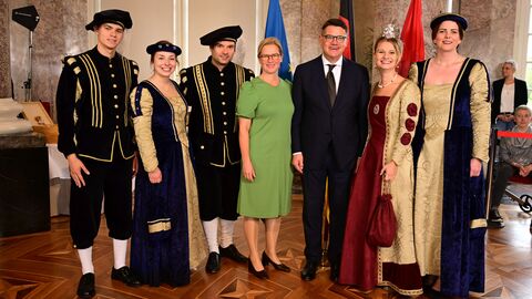 Ministerpräsident Boris Rhein mit seiner Frau Tanja Raab-Rhein und das Königsteiner Burgfräulein Angelika I. mit den Hofdamen Nathalie und Julia und den Junkern Daniel und August; Angelika Orzechowsky, Nathalie Dilger, Julia Hahl, Daniel Georgi und August Orzechowsky.  Ministerpräsident Boris Rhein mit seiner Frau Tanja Raab-Rhein und das Königsteiner Burgfräulein Angelika I. mit den Hofdamen Nathalie und Julia und den Junkern Daniel und August; Angelika Orzechowsky, Nathalie Dilger, Julia Hahl, Daniel Georgi und August Orzechowsky.