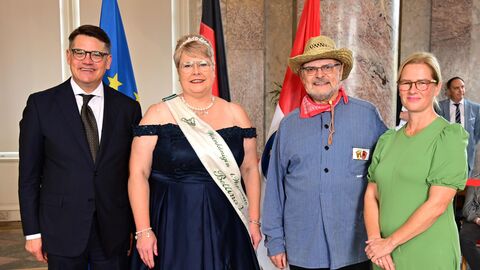 Ministerpräsident Boris Rhein mit seiner Frau Tanja Raab-Rhein und die Hochstädter Weinkönigin Bettina I. mit Weinjunker Manfred;  Bettina Weber und Manfred Ritz.  Ministerpräsident Boris Rhein mit seiner Frau Tanja Raab-Rhein und die Hochstädter Weinkönigin Bettina I. mit Weinjunker Manfred;  Bettina Weber und Manfred Ritz.