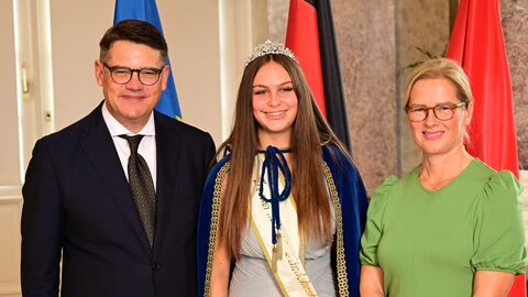Ministerpräsident Boris Rhein mit seiner Frau Tanja Raab-Rhein und die Breckenheimer Ländcheskönigin Madeleine, Madeleine Wottke.  Ministerpräsident Boris Rhein mit seiner Frau Tanja Raab-Rhein und die Breckenheimer Ländcheskönigin Madeleine, Madeleine Wottke.