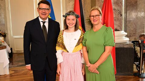 Bildunterschrift: Ministerpräsident Boris Rhein mit seiner Frau Tanja Raab-Rhein und Lavendelkönigin Ariane I.; Ariane Baecker.  Bildunterschrift: Ministerpräsident Boris Rhein mit seiner Frau Tanja Raab-Rhein und Lavendelkönigin Ariane I.; Ariane Baecker.