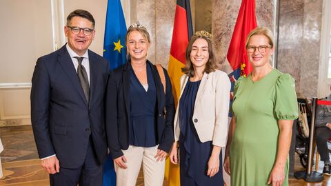 Ministerpräsident Boris Rhein mit seiner Frau Tanja Raab-Rhein und die Rheingauer Weinkönigin Katja I mit Weinprinzessin Caroline I.; Katja Föhr und Caroline Ebert.  Ministerpräsident Boris Rhein mit seiner Frau Tanja Raab-Rhein und die Rheingauer Weinkönigin Katja I mit Weinprinzessin Caroline I.; Katja Föhr und Caroline Ebert.