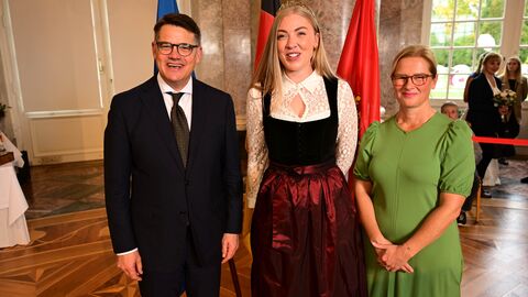 Ministerpräsident Boris Rhein mit seiner Frau Tanja Raab-Rhein und der Frankfurter Weinkönigin Lena I.; Lena Roie.  Ministerpräsident Boris Rhein mit seiner Frau Tanja Raab-Rhein und der Frankfurter Weinkönigin Lena I.; Lena Roie.