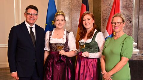 Ministerpräsident Boris Rhein mit seiner Frau Tanja Raab-Rhein und die Hochheimer Weinkönigin Viktoria I. und ihre Weinprinzessinnen Julia und Jana; Viktoria Wolf, Julia Grampe und Jana Steinmetz.  Ministerpräsident Boris Rhein mit seiner Frau Tanja Raab-Rhein und die Hochheimer Weinkönigin Viktoria I. und ihre Weinprinzessinnen Julia und Jana; Viktoria Wolf, Julia Grampe und Jana Steinmetz.