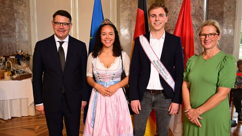 Ministerpräsident Boris Rhein mit seiner Frau Tanja Raab-Rhein und die Martinsthaler Weinkönigin Janie I. mit ihrem Bacchus Marvin; Janie Vomberg und Marvin Sabou.  Ministerpräsident Boris Rhein mit seiner Frau Tanja Raab-Rhein und die Martinsthaler Weinkönigin Janie I. mit ihrem Bacchus Marvin; Janie Vomberg und Marvin Sabou.