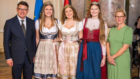 Ministerpräsident Boris Rhein mit seiner Frau Tanja Raab-Rhein und die Rüdesheimer Weinprinzessinnen Mia Lotta, Maxi und Isabelle; Mia Lotta Meurer, Maxi Dries und Isabelle Reuter.  Ministerpräsident Boris Rhein mit seiner Frau Tanja Raab-Rhein und die Rüdesheimer Weinprinzessinnen Mia Lotta, Maxi und Isabelle; Mia Lotta Meurer, Maxi Dries und Isabelle Reuter.