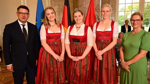 Ministerpräsident Boris Rhein mit seiner Frau Tanja Raab-Rhein und die Assmannshäuser Weinkönigin Valentina mit ihren Weinprinzessinnen Laura und Karen; Valentina Faß, Laura König und Karen Möller.  Ministerpräsident Boris Rhein mit seiner Frau Tanja Raab-Rhein und die Assmannshäuser Weinkönigin Valentina mit ihren Weinprinzessinnen Laura und Karen; Valentina Faß, Laura König und Karen Möller.
