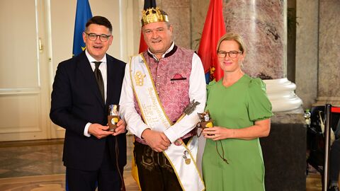 Ministerpräsident Boris Rhein mit seiner Frau Tanja Raab-Rhein und Bundesäppelwoikönig Ingo II. aus Steinheim; Ingo Posiege.  Ministerpräsident Boris Rhein mit seiner Frau Tanja Raab-Rhein und Bundesäppelwoikönig Ingo II. aus Steinheim; Ingo Posiege.