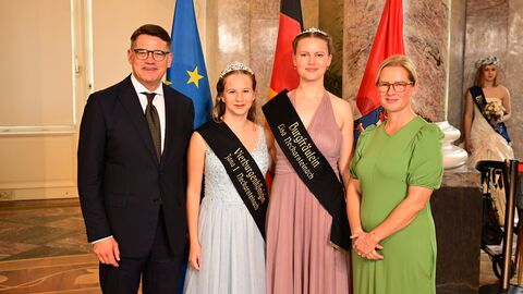 Ministerpräsident Boris Rhein mit seiner Frau Tanja Raab-Rhein und Neckarsteinachs Vierburgenkönigin Jana I. mit Burgfräulein Lisa; Jana Kollerer und Lisa Pöpel.  Ministerpräsident Boris Rhein mit seiner Frau Tanja Raab-Rhein und Neckarsteinachs Vierburgenkönigin Jana I. mit Burgfräulein Lisa; Jana Kollerer und Lisa Pöpel.