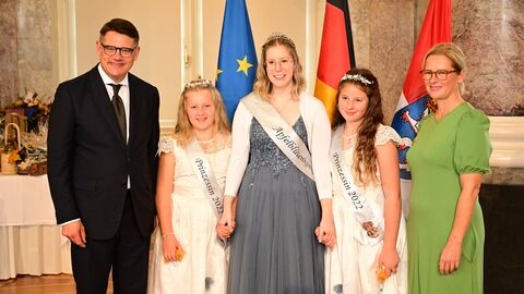 Ministerpräsident Boris Rhein mit seiner Frau Tanja Raab-Rhein und die Höchster Apfelblütenkönigin Johanna I. mit den Prinzessinnen Elena und Sophia; Johanna Glenz, Elena Schwarz und Sophia Wolf.  Ministerpräsident Boris Rhein mit seiner Frau Tanja Raab-Rhein und die Höchster Apfelblütenkönigin Johanna I. mit den Prinzessinnen Elena und Sophia; Johanna Glenz, Elena Schwarz und Sophia Wolf.