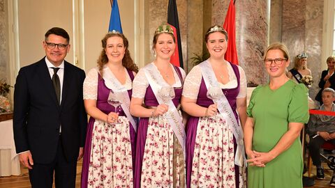 Ministerpräsident Boris Rhein mit seiner Frau Tanja Raab-Rhein und die Groß-Umstädter Weinhoheiten; Sarah Hofmann, Lea Siegler und Bente Waegt.   Ministerpräsident Boris Rhein mit seiner Frau Tanja Raab-Rhein und die Groß-Umstädter Weinhoheiten; Sarah Hofmann, Lea Siegler und Bente Waegt.