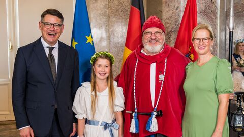 Ministerpräsident Boris Rhein mit seiner Frau Tanja Raab-Rhein und der Dietemann mit dem Biedermeiermädchen aus Eschwege; Edmund Rohrbeck und Megan Jacky Weck.  Ministerpräsident Boris Rhein mit seiner Frau Tanja Raab-Rhein und der Dietemann mit dem Biedermeiermädchen aus Eschwege; Edmund Rohrbeck und Megan Jacky Weck.