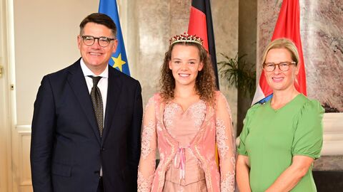 Ministerpräsident Boris Rhein mit seiner Frau Tanja Raab-Rhein und das Dornröschen der Stadt Hofgeismar, Alisha Belz.  Ministerpräsident Boris Rhein mit seiner Frau Tanja Raab-Rhein und das Dornröschen der Stadt Hofgeismar, Alisha Belz.