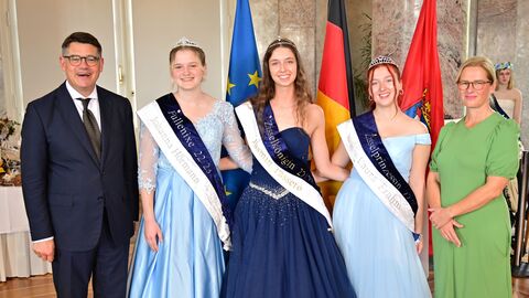 Ministerpräsident Boris Rhein mit seiner Frau Tanja Raab-Rhein und Zisselkönigin Jamin I. mit Zisselprinzessin Laura I. und der Fullenixe Johanna I.; Jasmin Passero, Laura Frahm und Johanna Hörmann.  Ministerpräsident Boris Rhein mit seiner Frau Tanja Raab-Rhein und Zisselkönigin Jamin I. mit Zisselprinzessin Laura I. und der Fullenixe Johanna I.; Jasmin Passero, Laura Frahm und Johanna Hörmann.