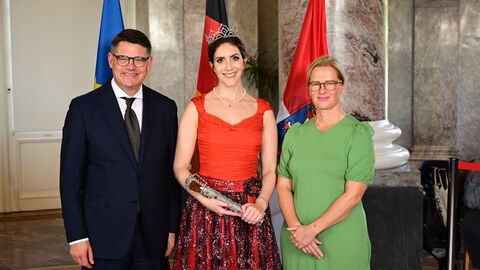 Ministerpräsident Boris Rhein mit seiner Frau Tanja Raab-Rhein und Laternenkönigin Lisa I. von Bad Homburg;  Lisa Beckmann.  Ministerpräsident Boris Rhein mit seiner Frau Tanja Raab-Rhein und Laternenkönigin Lisa I. von Bad Homburg;  Lisa Beckmann.