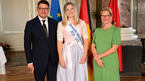 Ministerpräsident Boris Rhein mit seiner Frau Tanja Raab-Rhein und Hessische Milchkönigin Anne I., Anne Schmauch.  Ministerpräsident Boris Rhein mit seiner Frau Tanja Raab-Rhein und Hessische Milchkönigin Anne I., Anne Schmauch.