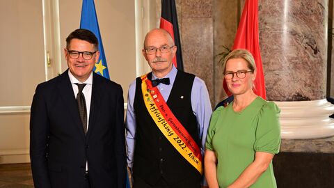 Ministerpräsident Boris Rhein mit seiner Frau Tanja Raab-Rhein und der Apfelsaftkönig des Obst- und Gartenbauvereins Vornhausen; Achim Traumüller.  Ministerpräsident Boris Rhein mit seiner Frau Tanja Raab-Rhein und der Apfelsaftkönig des Obst- und Gartenbauvereins Vornhausen; Achim Traumüller.