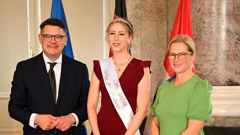 Ministerpräsident Boris Rhein mit seiner Frau Tanja Raab-Rhein und die Wöllstädter Weinkönigin Melanie I.; Melanie Sterzing.  Ministerpräsident Boris Rhein mit seiner Frau Tanja Raab-Rhein und die Wöllstädter Weinkönigin Melanie I.; Melanie Sterzing.