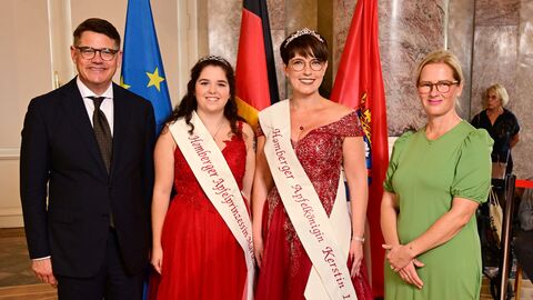 Ministerpräsident Boris Rhein mit seiner Frau Tanja Raab-Rhein und die Homberger Apfelkönigin Kerstin I. mit Apfelprinzessin Mariella I.; Kerstin Stille und Mariella Nuhn.  Ministerpräsident Boris Rhein mit seiner Frau Tanja Raab-Rhein und die Homberger Apfelkönigin Kerstin I. mit Apfelprinzessin Mariella I.; Kerstin Stille und Mariella Nuhn.