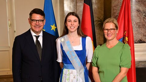 Ministerpräsident Boris Rhein mit seiner Frau Tanja Raab-Rhein und die Müllerin von Ursella Nele I.;  Nele Marina Gerber.  Ministerpräsident Boris Rhein mit seiner Frau Tanja Raab-Rhein und die Müllerin von Ursella Nele I.;  Nele Marina Gerber.