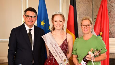 Ministerpräsident Boris Rhein mit seiner Frau Tanja Raab-Rhein und die Wehrheimer Apfelblütenkönigin Marie-Louise I.; Marie-Louise Ziemens.  Ministerpräsident Boris Rhein mit seiner Frau Tanja Raab-Rhein und die Wehrheimer Apfelblütenkönigin Marie-Louise I.; Marie-Louise Ziemens.