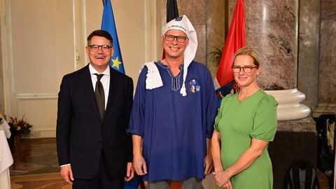 Ministerpräsident Boris Rhein mit seiner Frau Tanja Raab-Rhein und der Müllerborsch der Stadt Mühlheim am Main; Volker Hatzebruch.  Ministerpräsident Boris Rhein mit seiner Frau Tanja Raab-Rhein und der Müllerborsch der Stadt Mühlheim am Main; Volker Hatzebruch.