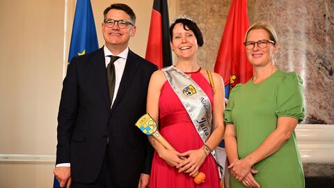 Ministerpräsident Boris Rhein mit seiner Frau Tanja Raab-Rhein und die Niederdorfelder Kürbiskönigin Julia I; Julia Bauscher.  Ministerpräsident Boris Rhein mit seiner Frau Tanja Raab-Rhein und die Niederdorfelder Kürbiskönigin Julia I; Julia Bauscher.