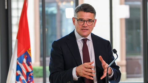 Ministerpräsident Boris Rhein bei seinem Pressestatement zum Bund-Länder-Treffen vom 4. Oktober Ministerpräsident Boris Rhein bei seinem Pressestatement zum Bund-Länder-Treffen vom 4. Oktober