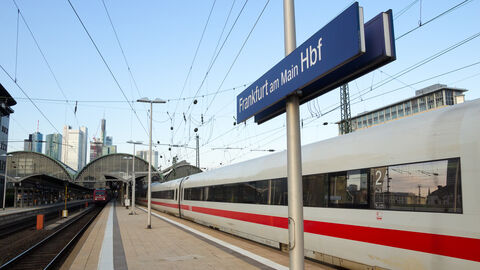 Ein ICE steht am Gleis am Hauptbahnhof Frankfurt am Main