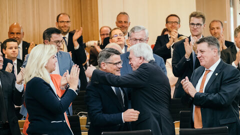 Der scheidende Ministerpräsident Volker Bouffier gratuliert seinem Nachfolger Volker Bouffier zur Wahl im Hessischen Landtag