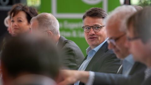Die Hessische Landesregierung kam auf der Landesgartenschau in Fulda zu einer auswärtigen Kabinettsitzung zusammen. Das Kabinett bei seiner auswärtigen Kabinettsitzung auf der Landesgartenschau in Fulda