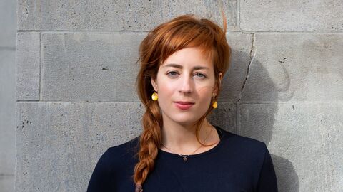 Leona Stahlmann Leona Stahlmann lehnt an einer Steinmauer und schaut in die Kamera
