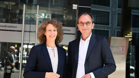 Die kommissarische Oberfinanzpräsidentin Konstanze Bepperling und Hessens Finanzminister Michael Boddenberg Die kommissarische Oberfinanzpräsidentin Konstanze Bepperling neben Finanzminister Michael Boddenberg vor der Oberfinanzdirektion.