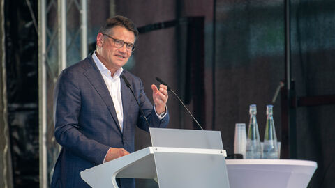 Ministerpräsident Boris Rhein bei der Freisprechungsfeier der Kreishandwerkerschaft Wiesbaden-Rheingau-Taunus in der BRITA-Arena in Wiesbaden Ministerpräsident Boris Rhein steht an einem Rednerpult auf einer Bühne in der BRITA-Arena in Wiesbaden und redet zu den Teilnehmerinnen und Teilnehmern der Freisprechungsfeier der Kreishandwerkerschaft Wiesbaden-Rheingau-Taunus.
