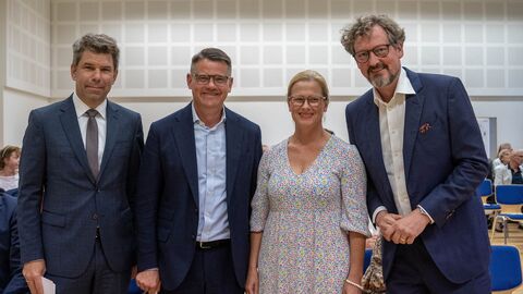 Regierungschef Boris Rhein (2.v.l.) mit Teilnehmenden. Regierungschef Boris Rhein (2.v.l.) mit Teilnehmenden.